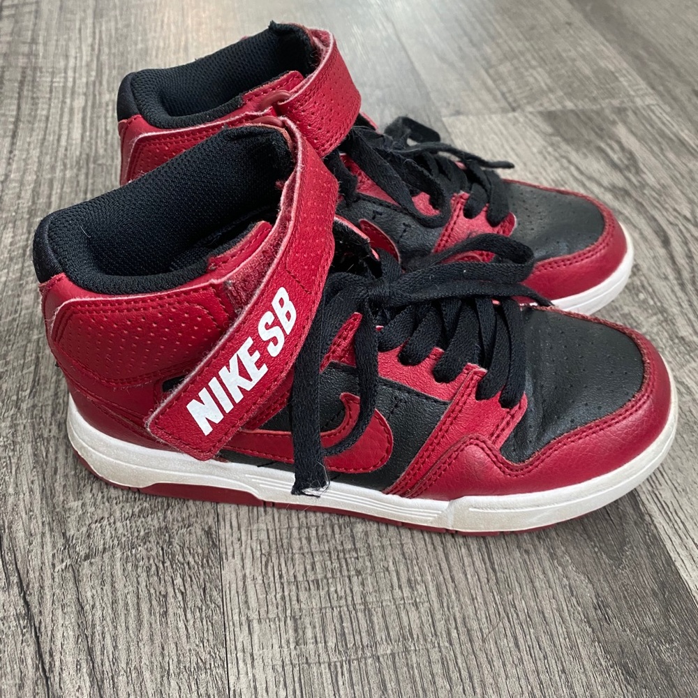Nike Sneakers - Picture 1 of 3